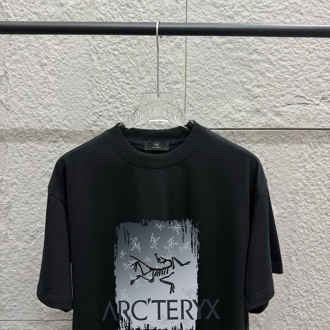 ARC'TERYX* * 2025 New Arrival Classic logo T Same Style ：Black White Size： S （90-130 ） M （120-150 ） L （140-165 ） XL （160-180 ） XXL （180 ）